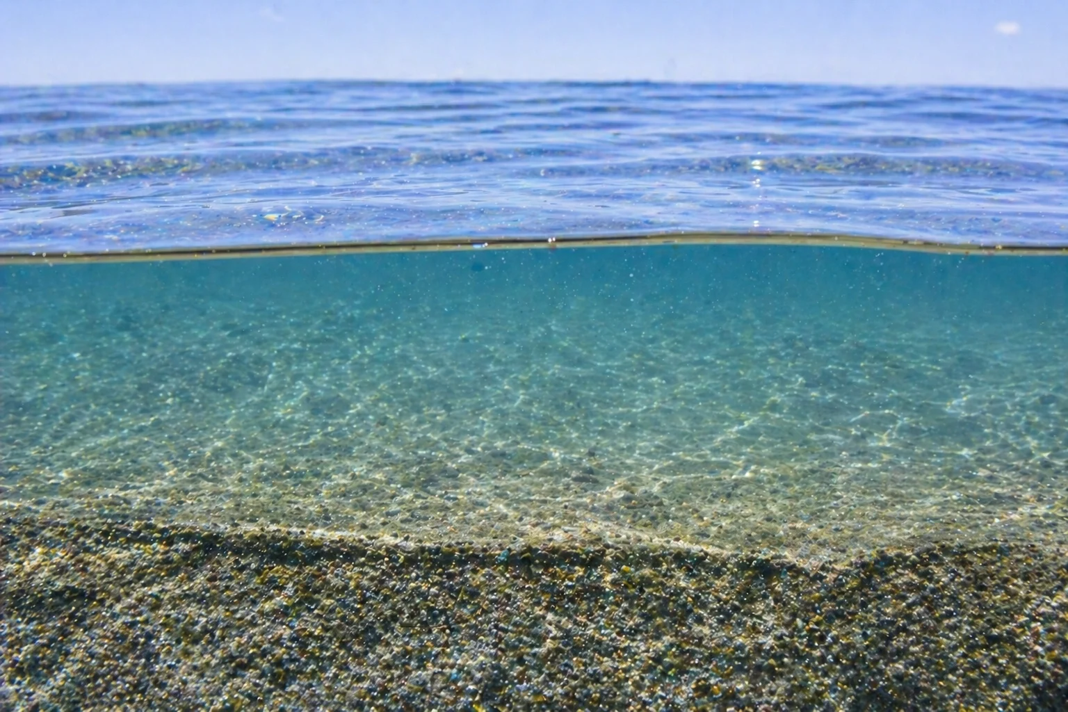 Lago recuperado con agua clara y sana